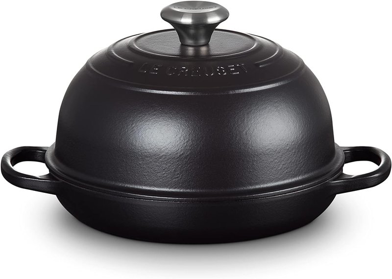 Cocotte para pan Le Creuset Bread Oven de 24 cm en negro mate sobre fondo blanco