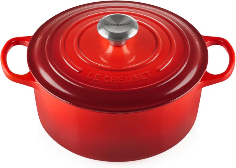 Le Creuset Cocotte redonda 24 cm color crema sobre fondo blanco