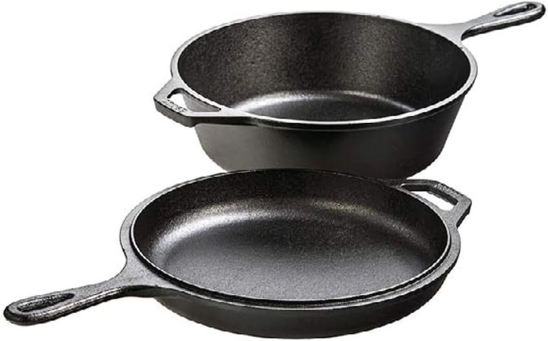 Lodge Combo Cooker de hierro fundido curado de 26 cm sobre fondo blanco