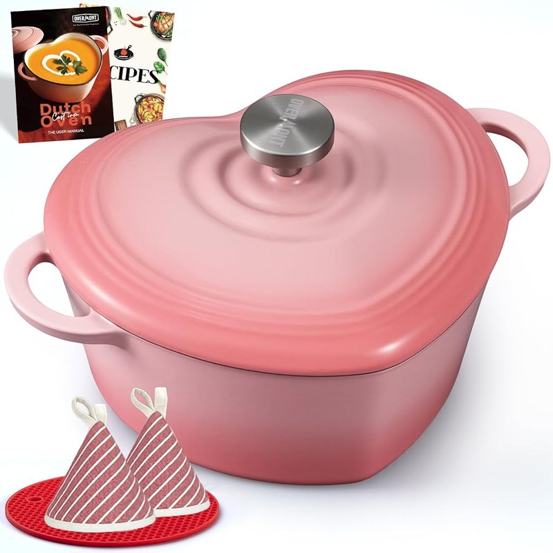 Cocotte de hierro fundido esmaltado Overmont con forma de corazón en rosa, con tapa, sobre fondo blanco