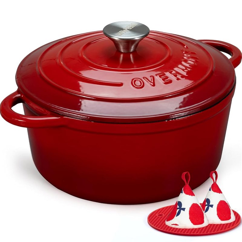 Olla holandesa redonda de hierro fundido esmaltado Overmont de 24 cm en rojo, con tapa, sobre fondo blanco