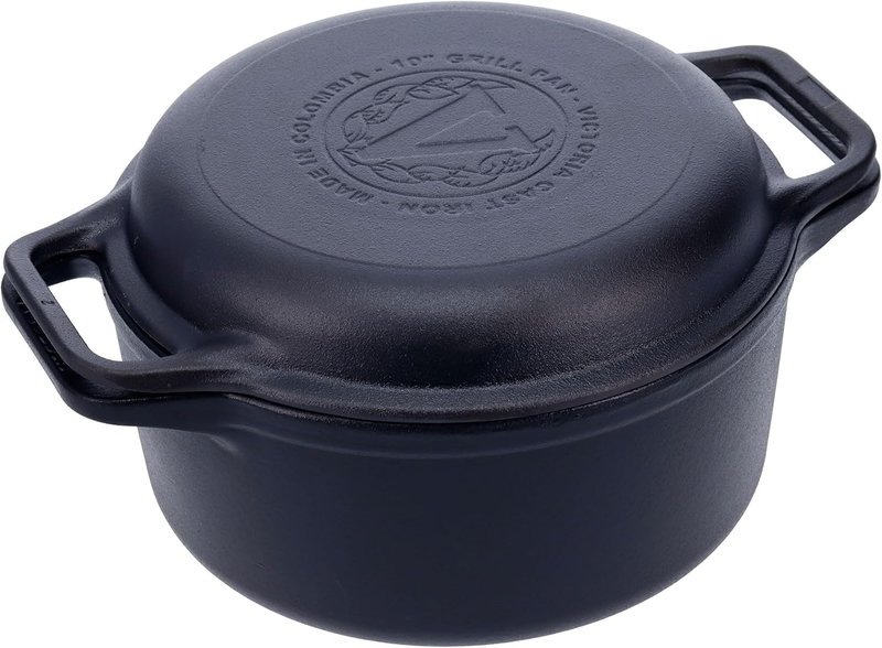 Horno holandés combo Victoria de 27 cm en hierro curado sobre fondo blanco